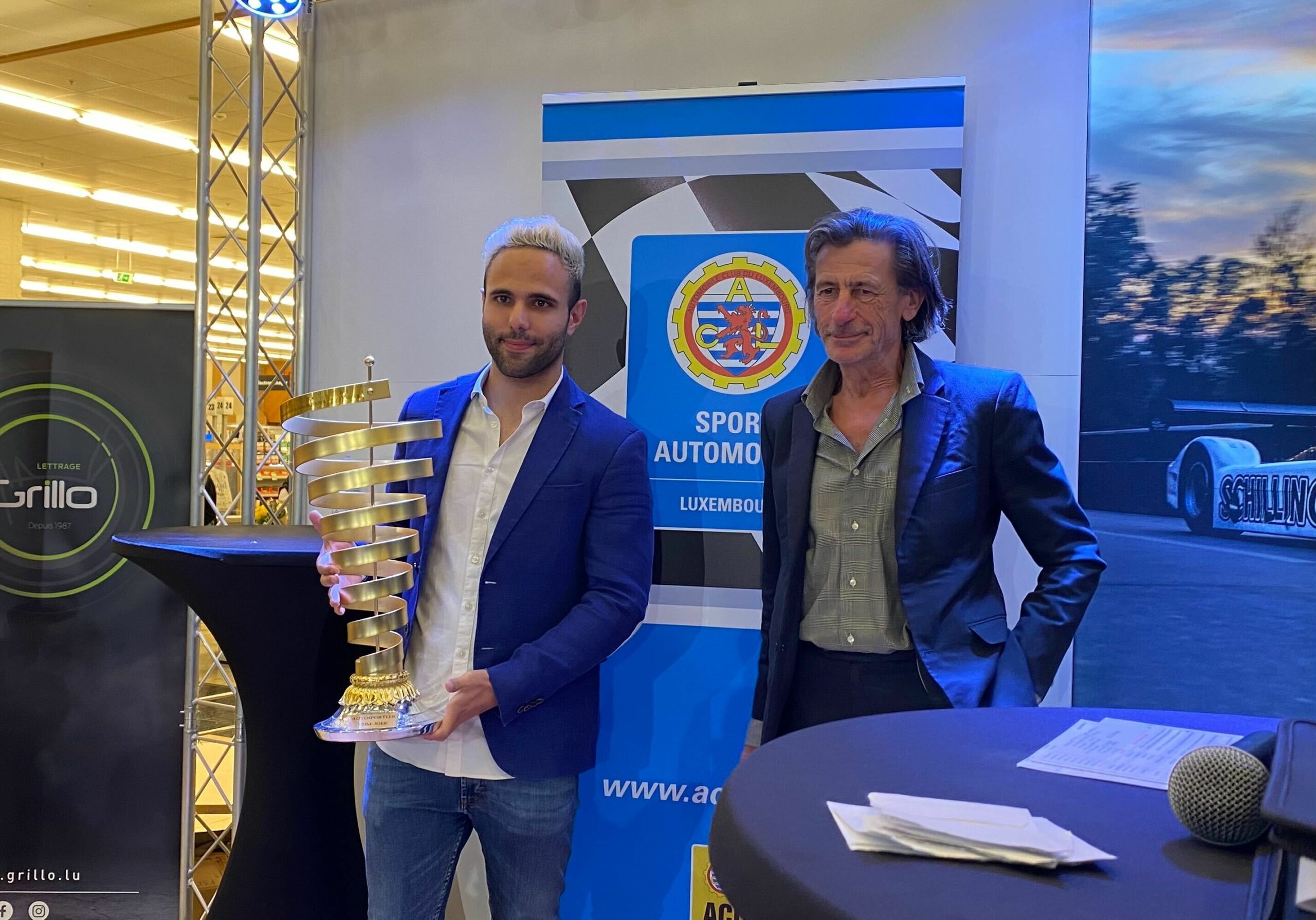 Dylan Pereira avec son trophée de pilote de l'année