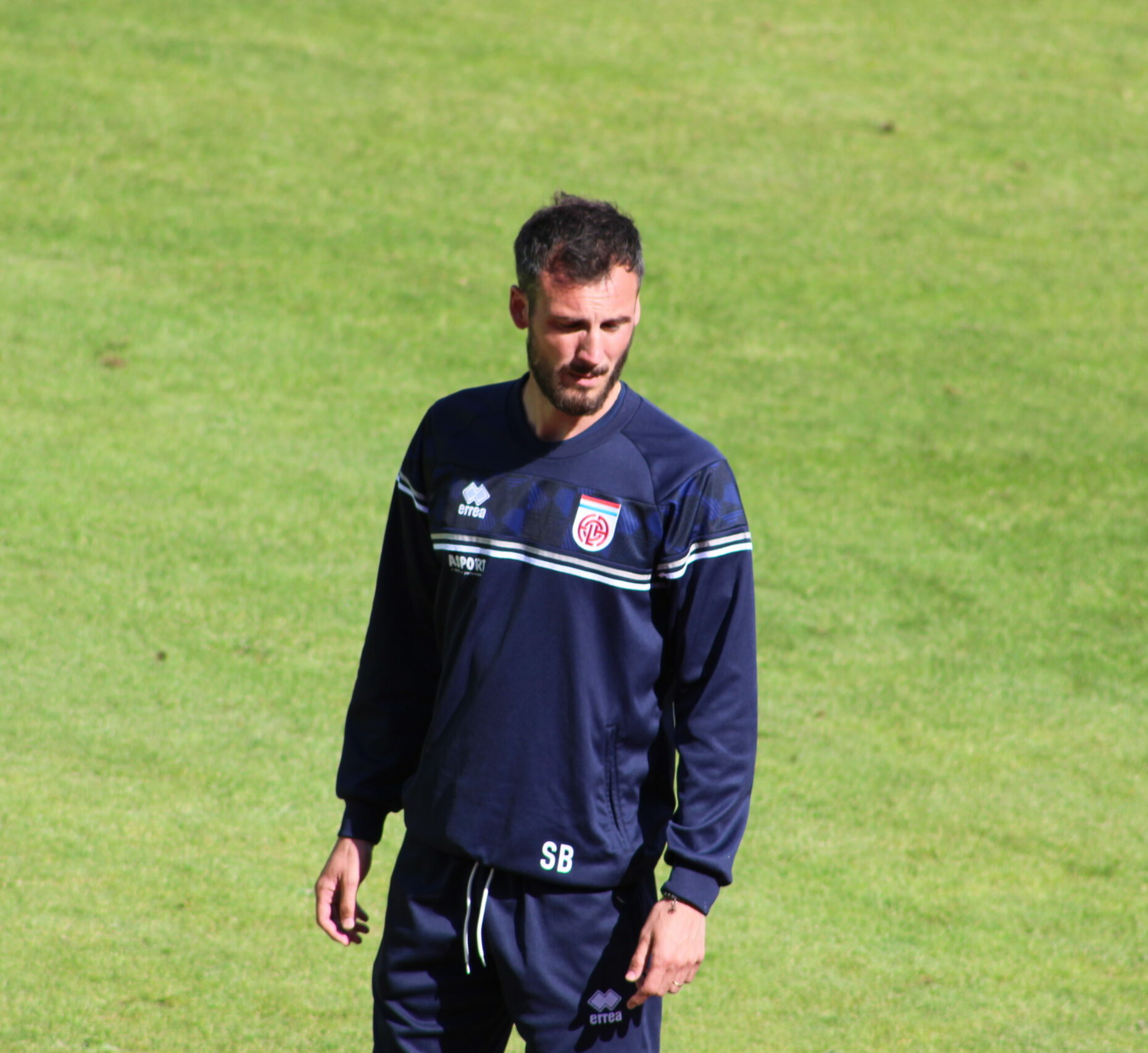 Le coach du Fola, Stefano Bensi, avant le match face à Wiltz